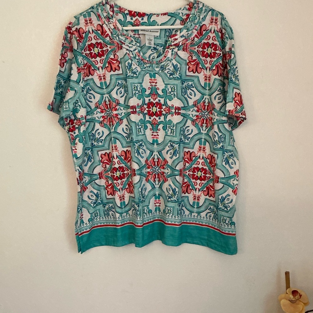Alfred Dunner Top with Shades of Reds and Blues